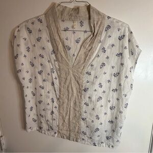 Chic Floral V-Neck Blouse - Off-White and Blue Size XS-S 🩵